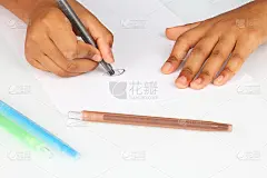 手女孩在纸上画漫画的脸
