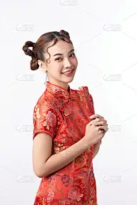 在白色背景上穿着传统服装的亚洲华人妇女。中国新年节日