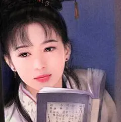 故人别久信音稀。排闷有新诗。雁声北去江城暖，暗舒展、花柳容仪。屈指烧灯不远，等闲休锁双眉。