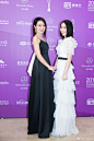 闫妮和女儿亮相北京电影节，黑白色彩搭配，如同姐妹花儿一般，简直美到极致。 ​​​​