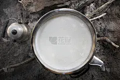 在炉子上煮羊奶