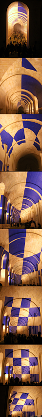 Huit Carrés Bleus, by Felice Varini, Versailles Off 2006. Versailles Off是白夜的附属活动，简而言之就是把凡尔赛宫的夜晚完全改变。那一年最令我难忘的就是“8个蓝方块”。照片是我穿过走廊直到尽头，转身才发现这件巨大装置的妙处的过程：从没有规律的蓝色块，到8个巨大的正方形。