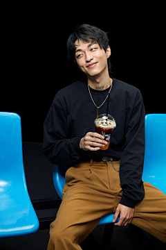 哲氏沃硕德采集到luckin coffee模特街拍