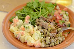 沙拉,烤肉架,三豆沙拉,韩国小菜,黑眼豌豆,土豆沙拉,南方食品,甘薯,餐具,南美