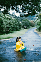 下雨天！ 
小雨伞，水感少女
小雨衣和鳄鱼雨鞋，我们一起踩水坑！
#kidokids#life系列 
#杭州儿童摄影#