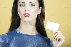 带着名片的漂亮女孩