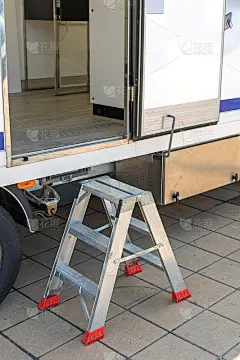 阶梯房车