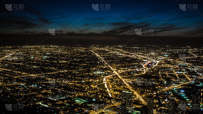 夜晚的城市灯光在郊区