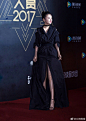 吴倩出席星光大赏，身着黑色优雅礼服，大长腿非常漂亮，颜值气质愈发完美。 ​​​​