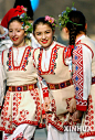 在保加利亚东北部与罗马尼亚接壤的边境城市鲁塞，三名保加利亚少女身着亮丽的传统民族服装，喜迎新年。