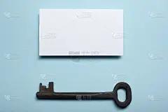 商务名片空白在办公桌上。企业文具品牌模拟