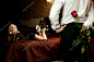 在酒店房间，红色的玫瑰和性感女孩，在卧室里的家伙的浪漫之夜日期
