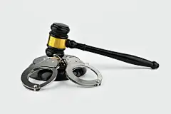 法槌与镣铐司法安全法律日摄影图