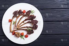 烤排骨或羊排及其配料
