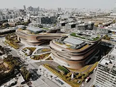 历时5年总投资45亿元！扎哈遗作完工——广州新地标：无限极广场 : 无限极广场 © 邬超 wiku 历时5年筹建，总投资45亿元人民币，建筑女王 扎哈·哈迪德力作广州无限极广场，这一傲踞广州白云新城中轴的划时代商务名片已于近日全面落成。项目旨在创造一个能够培养高效沟通、创造力和…