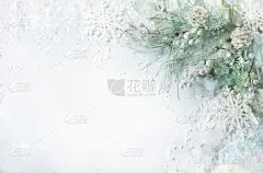 圣诞和新年假期的概念与雪松分枝和松果的轻背景。圣诞贺卡，头像.