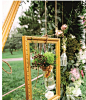 与自然有关的一场婚礼少不了的木质元素，用成段的树干装饰婚礼，原木色的质朴与精致美丽的鲜花相呼应，满满的森林风。
更多家居布置欢迎关注
「一兜糖」微信公众号：yidoutang1