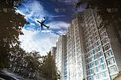 下雨天，城市公园潮湿的人行道上模糊的倒影
