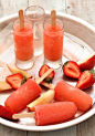 【草莓桃子冰棒】1. 把草莓泥跟57克伏特加攪拌一下. 放三茶匙在每個冰棒容器底部. 2. 把桃子糖漿和奎寧水攪拌一下. 再加入85克伏特加与草莓泥一起攪拌。