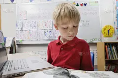 在教室里读书的男孩