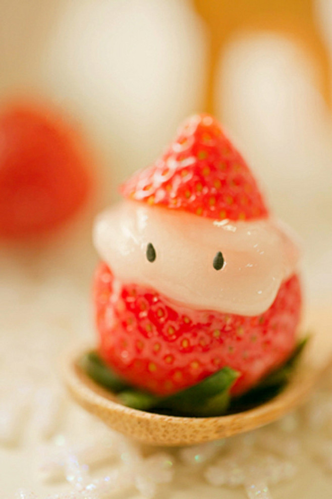 「草莓圣诞雪人」材料：草莓，汤圆，黑芝麻...