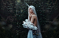 图：Bella Kotak 作品《盛开》 摄影师Bella Kotak来自伦敦，她将象征着女性柔美的花与水融合到大多数作品中，来叙述一个美好而又梦幻的故事。在每一个场景中，细腻柔软的花瓣轻轻的拂过少女的脸庞，她静默着矗立在那美的令人窒息的花海丛中，涓涓细流将她包围，她被大自然拥入怀中。对于Bella Kotak来说，摄影是一种工具，将自己的想象具象，并传递给他人。