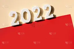 新2022年。白色数字2022和空白红纸与复制空间米色背景。圣诞贺卡。干净的纸。邀请模板。俯视图，平