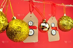 可爱的圣诞装饰在红色的背景复制空间