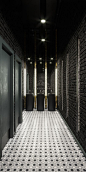 toilet design | loft design | black-yellow | brick wall |  boom-project.com