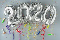 2020年银箔派对气球与彩色的派对飘带。