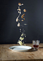 让食材飞！柏林设计师Nora Luther和摄影师Pavel Becker颠覆了大家对食物摄影的印象，拍摄了这么一组食物空中漂浮的皂片~超有画面感！