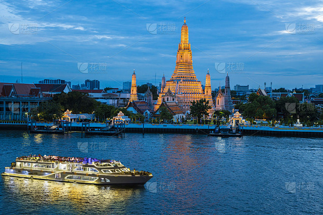 湄南河游船与黎明寺，Wat Arun，在日落背景，水平