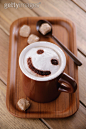 饮食,餐盘,室内,汤匙,杯_122592872_A cup of cappuccino with smiley face_创意图片_Getty Images China