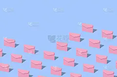 粉红色背景上的蓝色信封。
