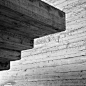 Frammenti parlanti : Frammenti parlanti Elementi architettonici, installazioni, pavimentazioni, vengono impressionantemente estrapolati dal contesto in cui giacciono, per divenire oggetti se-moventi, significanti per s…