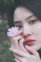 组图：张慧雯春日浪漫写真发布 着粉色上衣笑靥如花清新俏皮 : 4月10日，演员张慧雯在微博发布了一组春日浪漫写真。