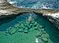 【希腊萨索斯岛的泻湖】这里是用岩石雕刻浑然天成的水池，动了心的你快去感受那比海水还温暖的碧蓝池水吧！
