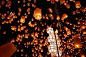 诸事无常，精进不怠”，佛祖在临终时曾如此说道。在泰国素攀武里省的Song Pee Nong寺，1127位僧侣聚集在一起，放飞孔明灯，这是他们朝拜仪式的一部分。