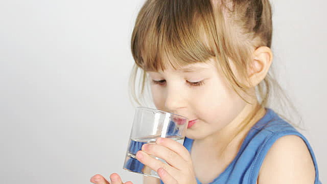 woman drink water - ...