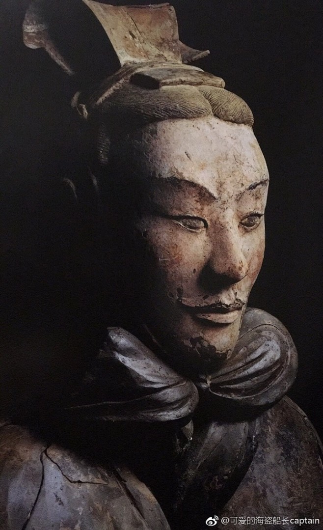 兵马俑的千人千面。这个直立的兵马俑表情镇...