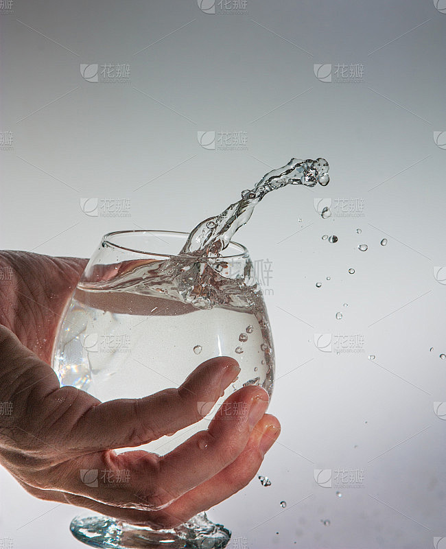手拿一杯水