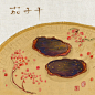 茄子干

作者：陈曼
家乡：江西省鹰潭市
星座：天平座
地址：微博@小曼绘馆

介绍：茄子干，家乡的这道美食的共鸣大概会很低，因其是江西鹰潭市，上饶市等这一片独有的地方小零嘴。它集香、辣、甜、咸多种味道为一体，口感既韧又软。将茄子蒸煮晾干后中间夹上精心制作好的糯米酱，中间需要经历反复的晾晒和回锅表层涂上蜂蜜的蒸煮，制作工序复杂，需要制作着者及其的心细才能作出浓浓的地方风味，也许正是它味道的独特和浓厚，才让这一片区的人久久依恋，而又影响了它更多区域的流传。
不知道是否和天气有关，这一地带有很多这样可以长期储