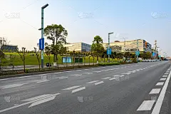 中国青岛的城市道路和现代化的办公大楼