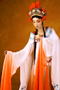 再为你清唱一曲红颜，年少的轻狂守候。你道，不离，我道，不弃。