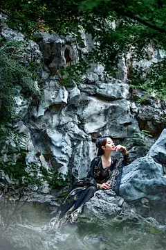 桑田无尽魂千年，冥昼夜，沧心乱石苔痕掩。