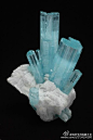 海蓝宝石在矿物学中属于绿柱石族矿物，英文名称为Aquamarine。其中，“Aqua”是水的意思，“Marine”是海洋的意思。绿柱石是一种含铍、铝的硅酸盐，海蓝宝石的颜色为天蓝色至海蓝色或带绿的蓝色的绿柱石，它的颜色形成主要是由于含微量的二价铁离子(Fe2+)，以明洁无瑕、浓艳的艳蓝至淡蓝色者为最佳。