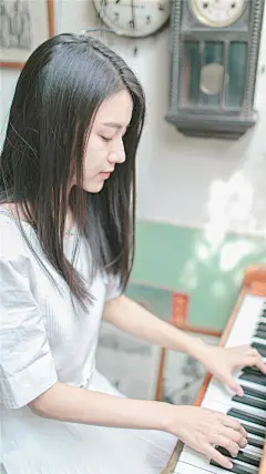 传承经典丨绝美壁纸 代课的音乐教师好开朗，她的毕业照真漂亮