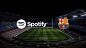 昏暗的球场背景上有 Spotify 和巴塞罗那足球俱乐部标志