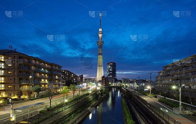 东京天空树和sumida河与夏天的光