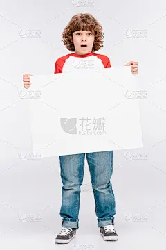 男孩拿着白板